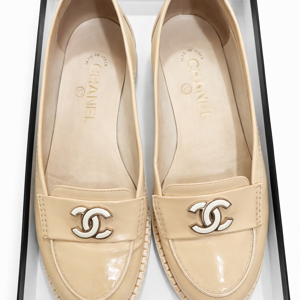 100% Authentic CHANEL Women's Beige/white Loafers